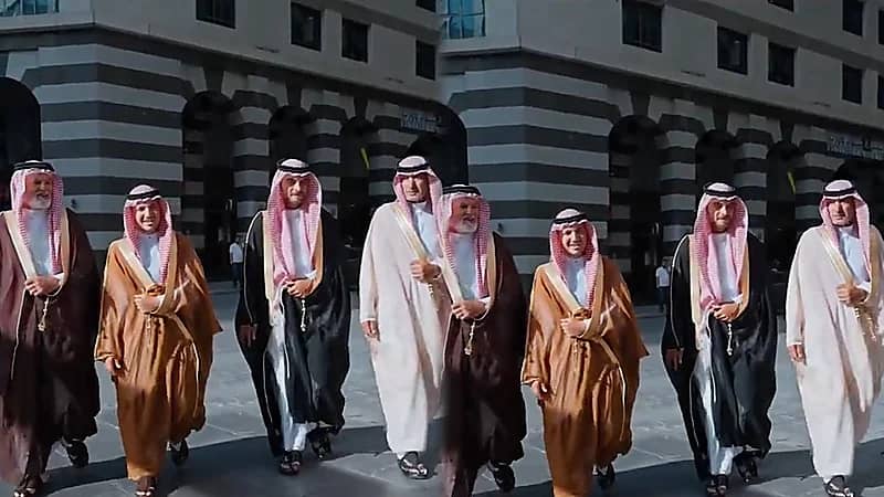 حجاج أسبان يرتدون الزي السعودي في المدينة المنورة إستعداداً للحج.. فيديو