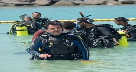 تحت شعار " العمق علينا والسطح عليكم " .. 100 غواص ينظفون شواطئ جدة