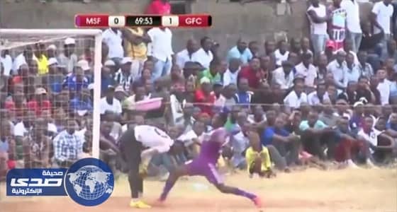 بالفيديو.. حيله ذكية للاعب تنزاني تحول الملعب لساحة هستيرية