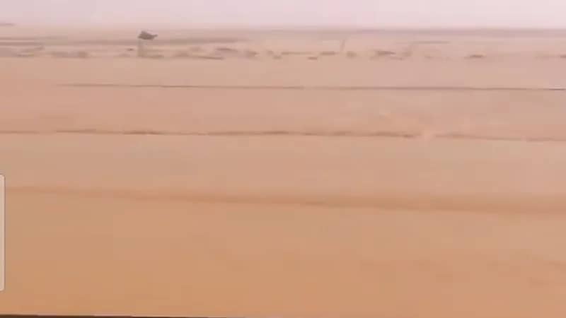 شاهد.. مياه الأمطار والسيول تقطع الطريق الرابط بين ‎شقراء و المجمعة