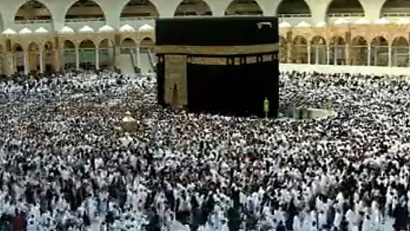 بالفيديو.. حشود غفيرة من المعتمرين في صحن الطواف