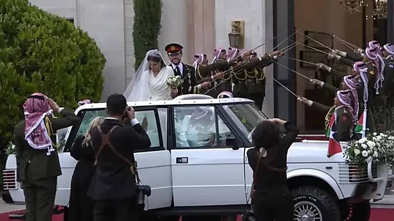 الكشف عن قصة السيارة التي أقلت ولي عهد الأردن وعروسه