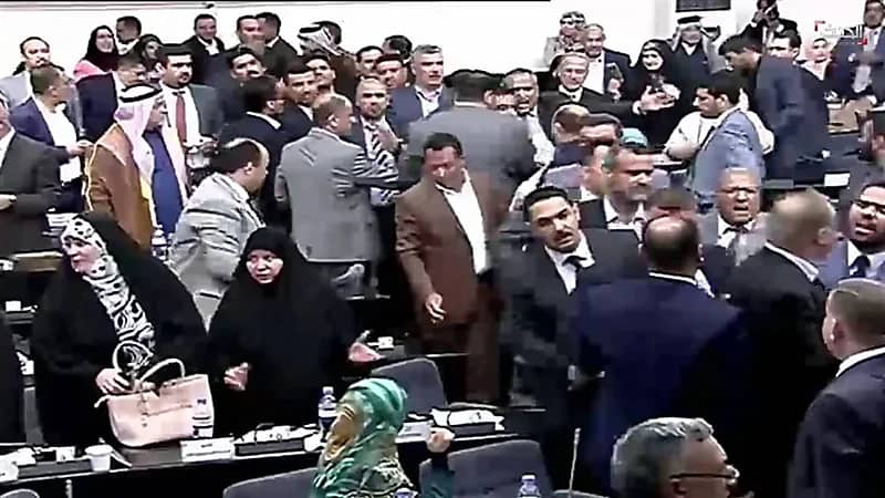 عراك بالأيدي داخل البرلمان العراقي.. فيديو