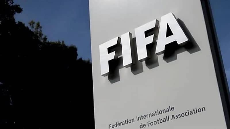 "فيفا" يعدِّل لوائح الدوري الأوكراني والروسي