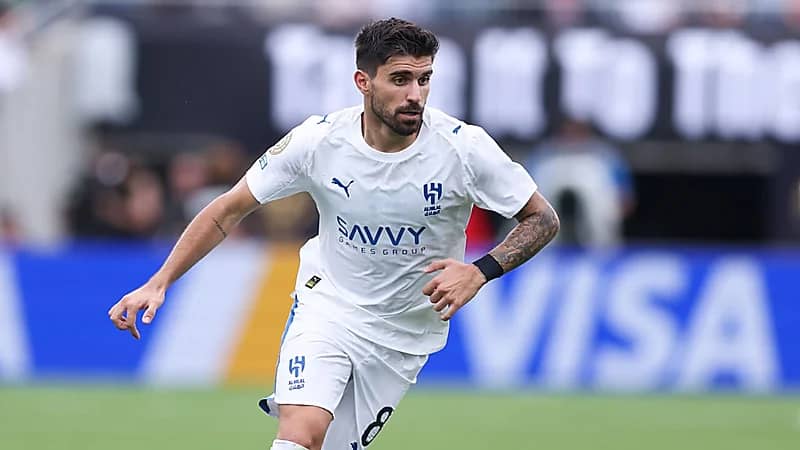 اليونايتد ينافس توتنهام ونيوكاسل على ضم نيفيز