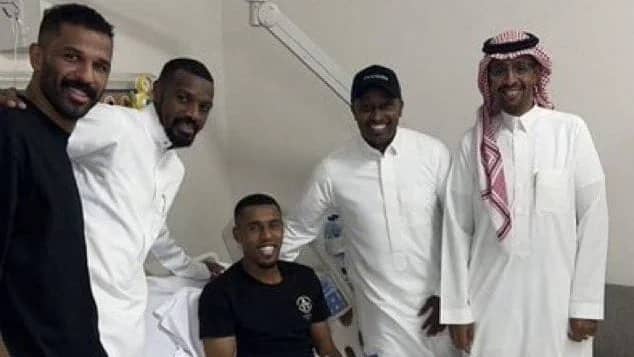 ثنائي الهلال يزوران حسين شيعان في المستشفى .. صورة