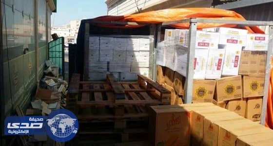 بلدية وسط الدمام تغلق مستودع وتتلف 3.8 طن أغذية فاسدة