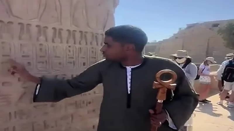 بجلباب صعيدي ولسان فرنسي مرشد مصري يخطف الأنظار في الأقصر بين السائحين.. فيديو