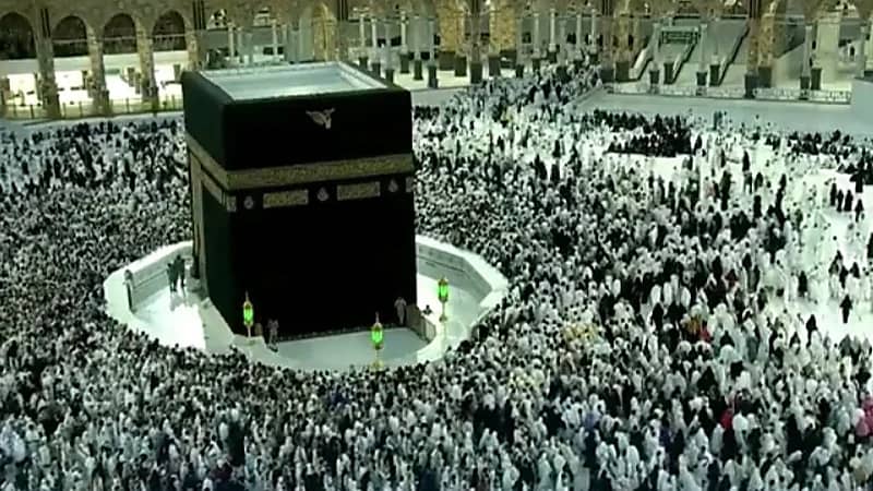 شاهد.. زحام لافت بين المعتمرين وهم يحيطون بالكعبة