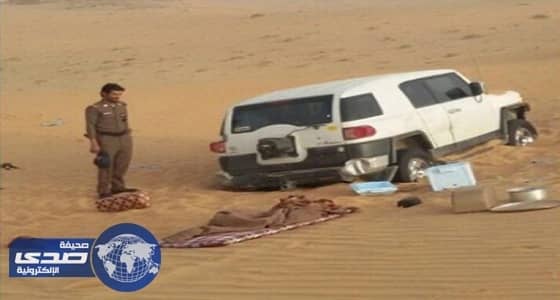 بالصور.. استغاثة هاتفية تنقذ 3 شبان علقت مركبتهم بكثبان رملية بالحوميات