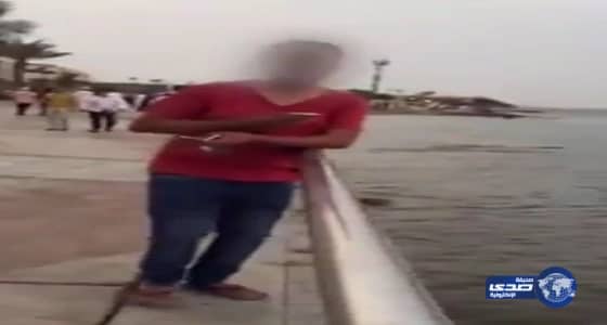 بالفيديو : فتاة توثق معاكسة شاب لها بالهاتف .. وتهدد بقيامها بضربه