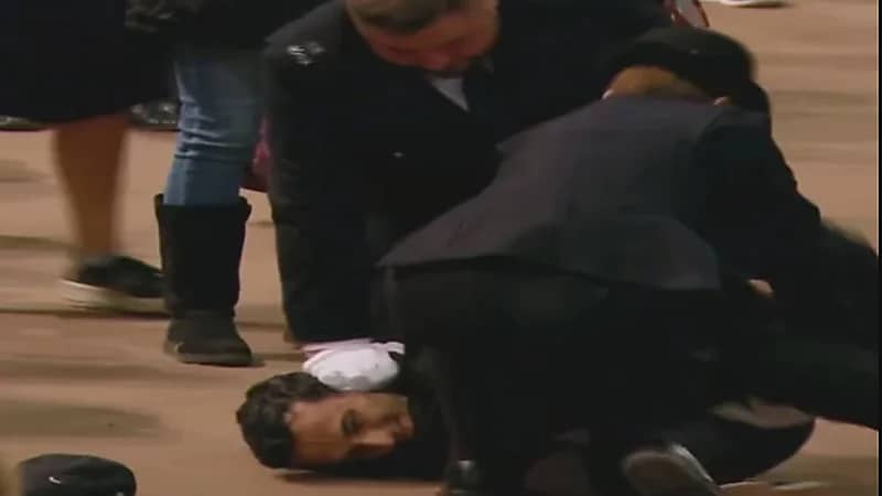 شخص يحاول فتح نعش الملكة إليزابيث