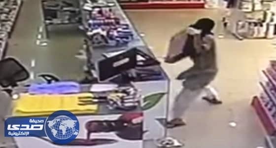 بالفيديو.. لص يسطو على صيدلية بالقصيم في «نهار رمضان»