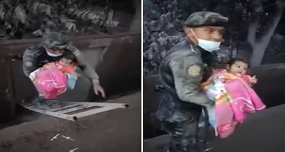 بالفيديو.. لحظة انقاذ طفلة بقيت اياما تحت رماد بركاني