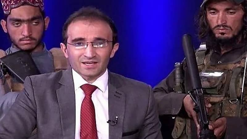 بالفيديو.. مذيع أخبار يقدم النشرة تحت تهديد أسلحة طالبان