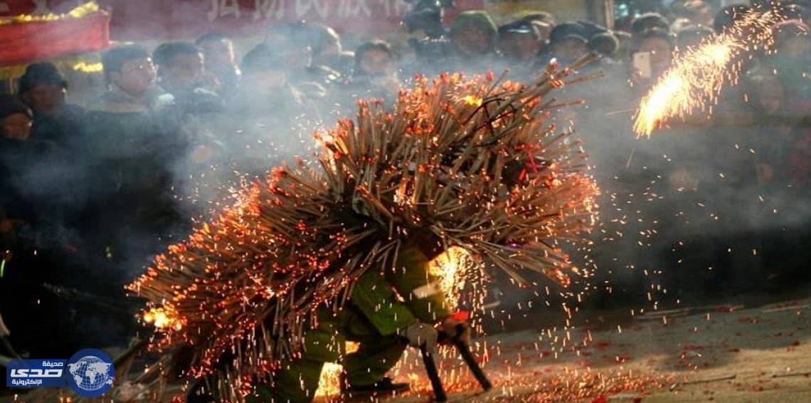 بالفيديو.. هنديون يتحاربون بالألعاب النارية دون ارتداء ملابس واقية