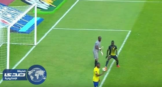 بالفيديو.. هفوة قاتلة من حارس النصر أمام العهد اللبناني بالبطولة العربية