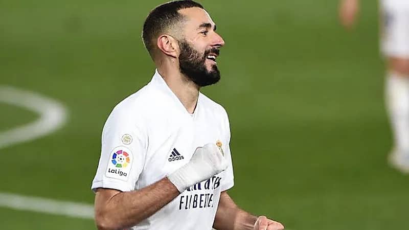 بنزيما يوقع رسميا لنادي الاتحاد