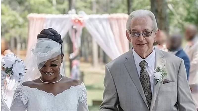 عشرينية تثير الجدل بزواجها من عجوز يكبرها ب61 عام