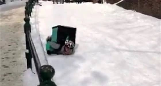 بالفيديو.. عامل دليفري يتزحلق على بطنه لتوصيل الطعام