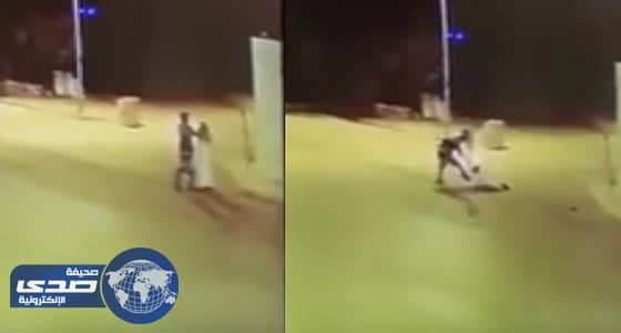 فيديو| معلم يوقف تدريس منهجه لتعليم طلابه القراءة والكتابة