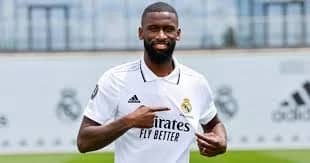 مدافع ريال مدريد يظهر إلى جانب المدير الرياضي لنادي النصر