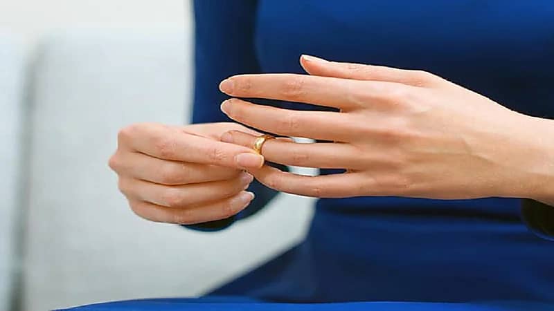 امرأة تطلب الخلع بسبب زيادة مصروف زوجها