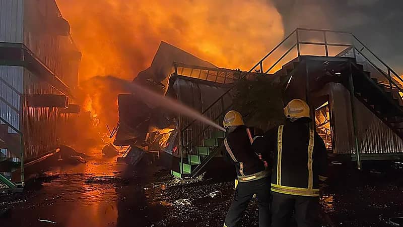 "مدني الرياض" يخمد حريقًا في سكن عاملين بحي المشاعل