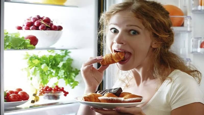 تحذير من مخاطر تناول الطعام أثناء الوقوف