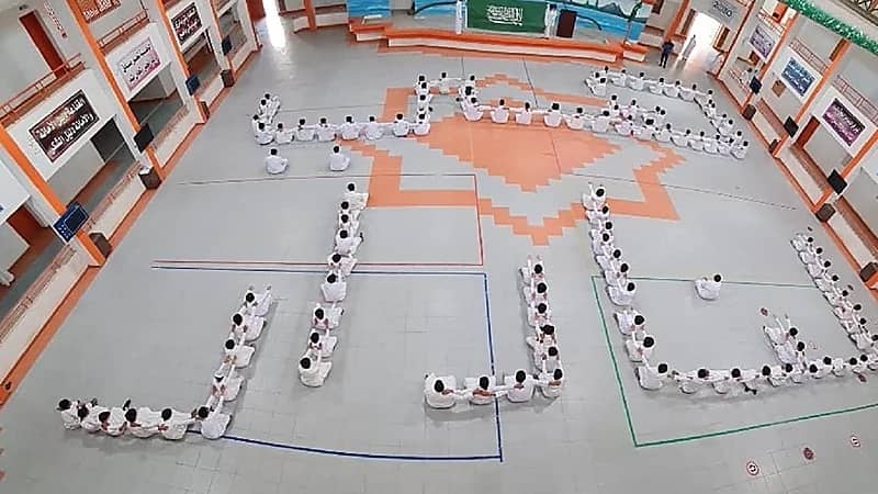 بالصور.. منسوبو متوسطة الحسن بن سفيان بالرياض يحتفلون باليوم الوطني