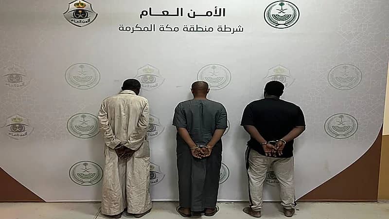 القبض على 3 أشخاص لسرقتهم أجهزة إلكترونية وكيابل نحاسية بجدة