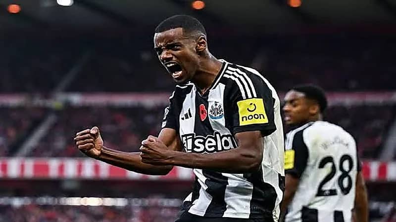 إيزاك يطلب 300 ألف جنيه إسترليني أسبوعيًا لتجديد عقده مع نيوكاسل