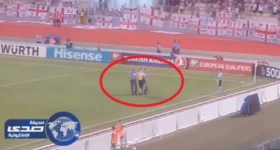 ⁠⁠⁠⁠⁠بالفيديو.. مشجع يقتحم مباراة مالطة وإنجلترا