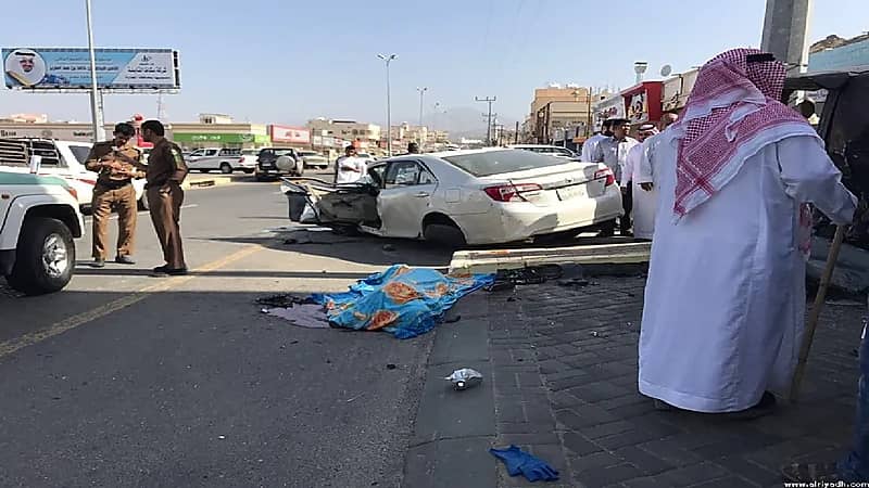 بالفيديو.. قائد مركبة يدهس مواطنا أمام إحدى ماكينات الصراف