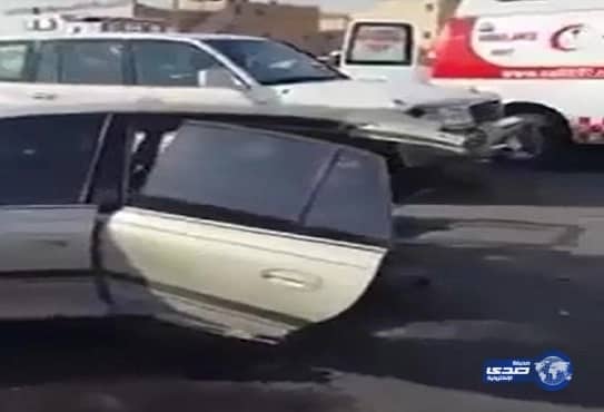 بالفيديو.. انشطار سيارة واحتجاز سائق سيارة أخرى بسبب السرعة في حادث شنيع بالرياض