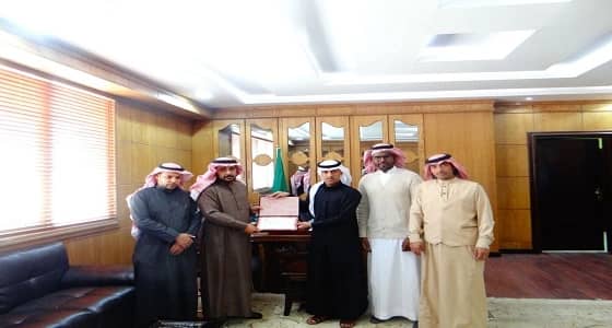 رئيس بلدية ابن شريم بالحدود الشمالية يكرم مغرد على " تويتر "