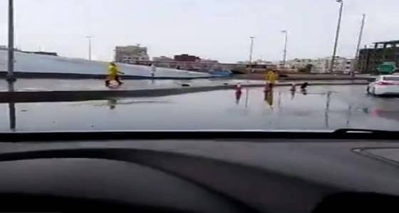 المياه تنفي استخدام شبكة الصرف الصحي لتصريف مياه الأمطار " فيديو "