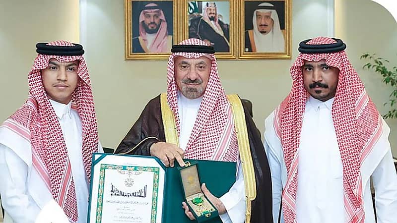 أمير نجران‬⁩ يسلّم شاب وسام الملك عبدالعزيز لتبرعه بإحدى كليتيه لشقيقه