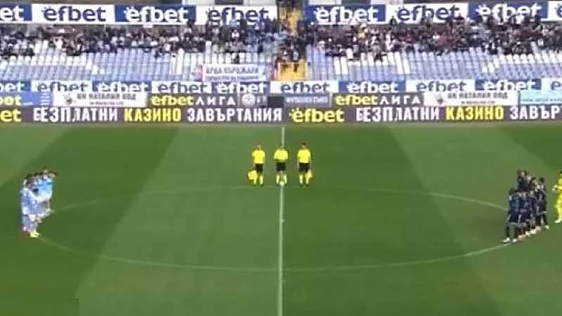 دقيقة حداد على لاعب لا يزال على قيد الحياة في الدوري البلغاري.. فيديو