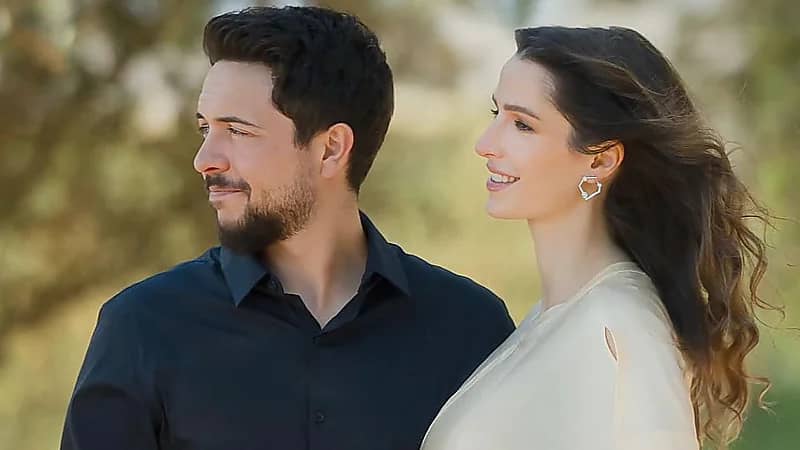 الملكة رانيا تحتفل بعيد ميلاد نجلها الأمير الحسين بصورة برفقة زوجته وتعلق