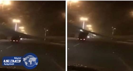 بالفيديو.. سقوط خيمة على مقدمة سيارة