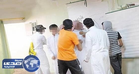 طالب يضرب مدير مدرسة ويكسر أسنانه ويشج فمه في حائل