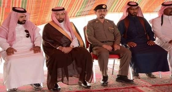 وكيل محافظة محايل ينقل تعازي القيادة لذوي الشهيد العريف آل عامر