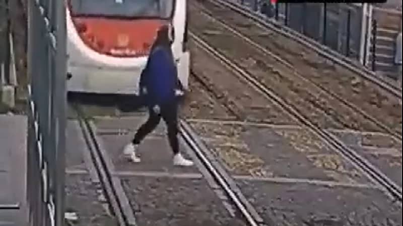 شاهد .. فتاة تنجو من دهس قطار بأعجوبة