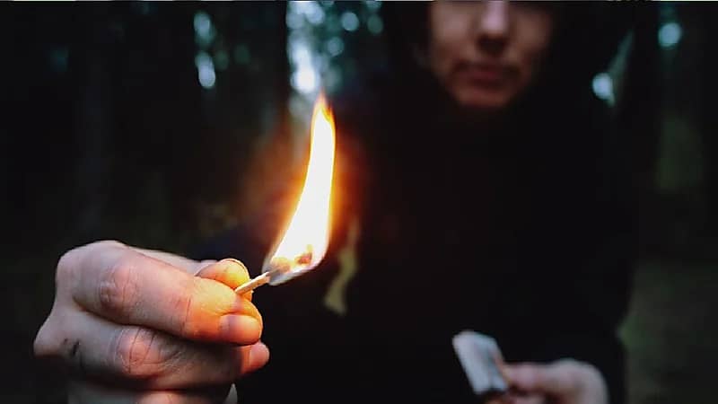 قصة زوجين مدمنين قاما بحرق ابنتهما ودفنها .. فيديو