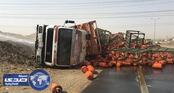 بالصور.. دفاع مدني بحرة يسيطر على حادث انقلاب شاحنة أسطوانات غاز