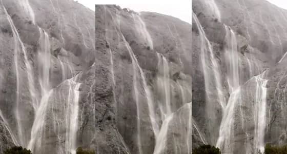 بالفيديو.. منظر مبهر لشلالات جبل " منعا " بعسير