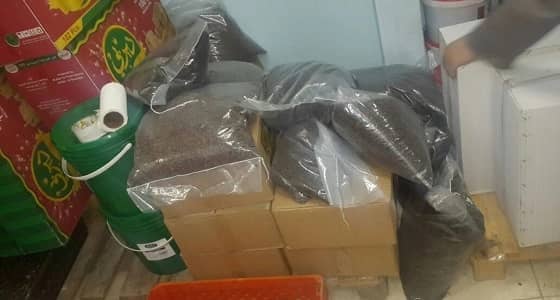 بالصور.. ضبط مستودع مخالف لتخزين المعلبات الغذائية وسط الدمام