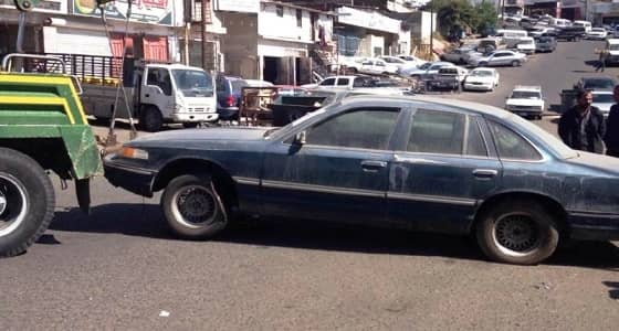 " أمانة عسير " تسحب 4 سيارات تالفة وتزيل مخلفات بأبها