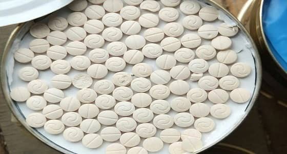 القبض على مقيم لترويجه 400 ألف من الحبوب المخدرة